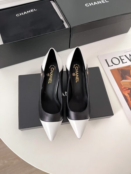 Chanel Pointed toe women s shoes are made of sheepskin and inner silk sheepskin. Heel height: 1.5cm