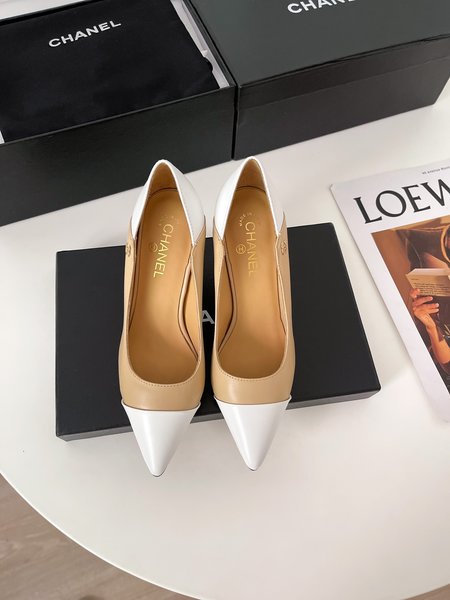 Chanel Pointed toe women s shoes are made of sheepskin and inner silk sheepskin. Heel height: 1.5cm