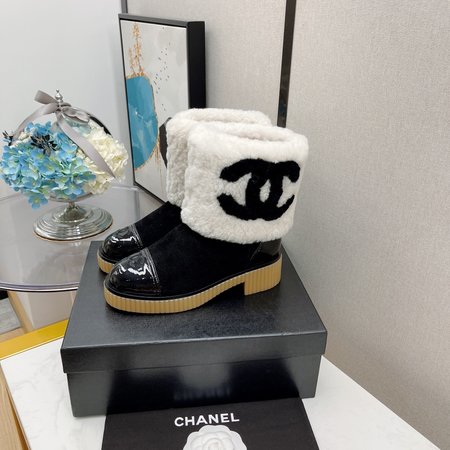 Chanel Wool snow boots with large CC wool logo on the outside