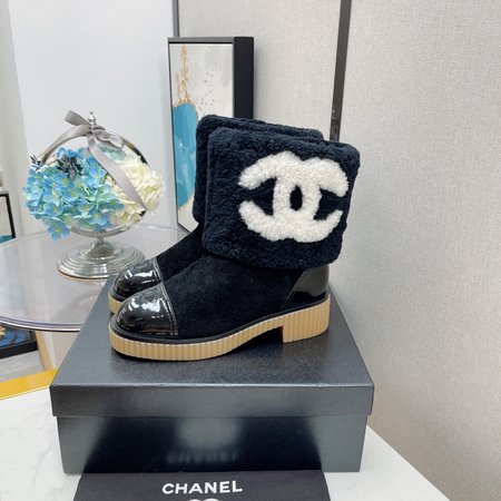 Chanel Wool snow boots with large CC wool logo on the outside