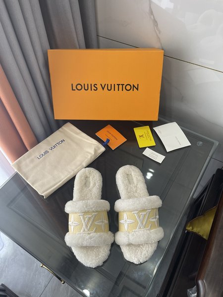 Louis Vuitton Wool slippers