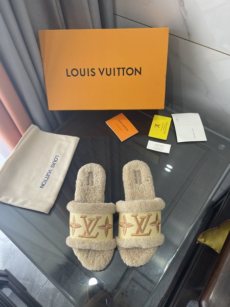 Louis Vuitton Wool slippers