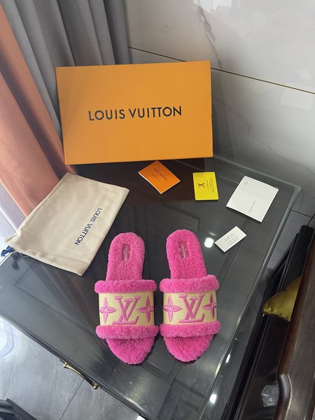 Louis Vuitton Wool slippers