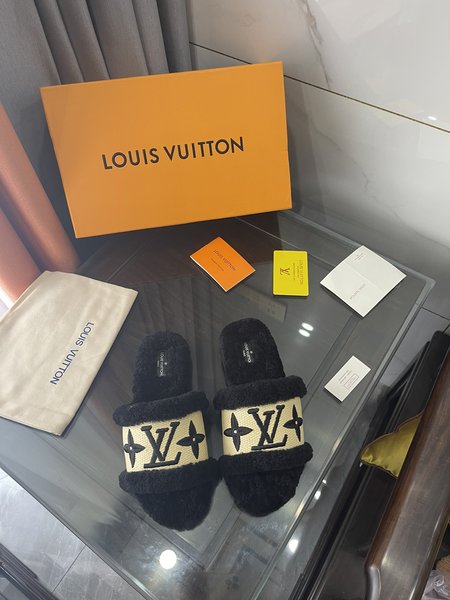 Louis Vuitton Wool slippers