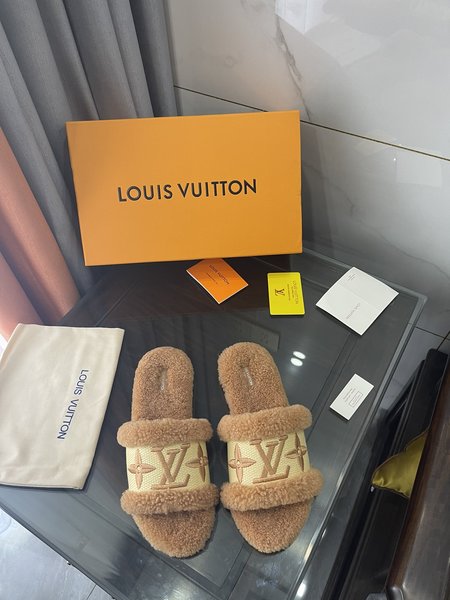 Louis Vuitton Wool slippers