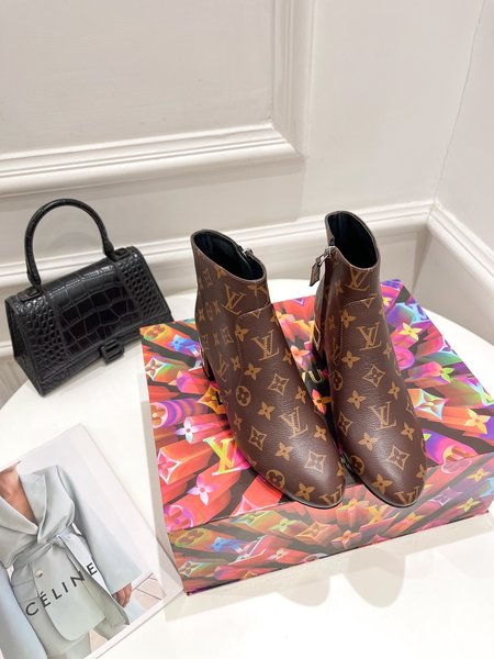 Louis Vuitton Sheepskin heel height in boots: 5cm