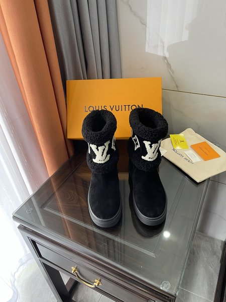 Louis Vuitton Short boots lambswool big logo