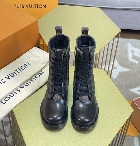 Louis Vuitton Short Martin boots silver V calfskin and lining cowhide