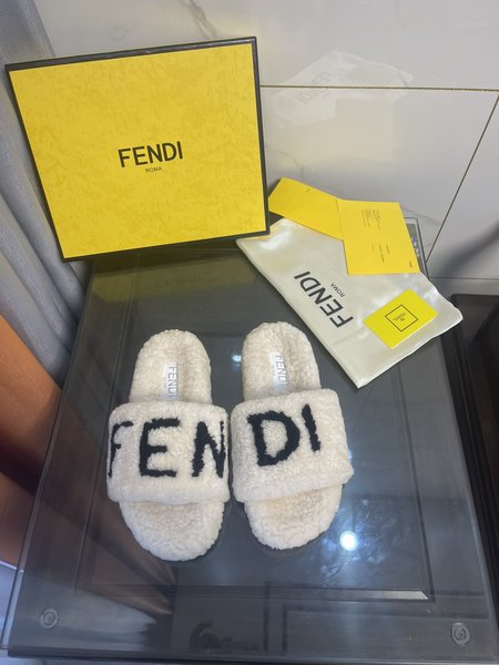 Fendi Furry slippers leather lamb wool