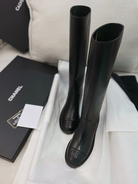 Chanel Knight s high boots in leather with CC logo