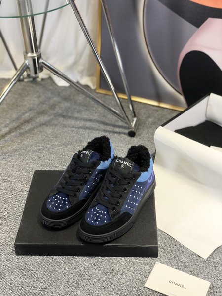 Chanel Sports shoes with multiple color elements are beautiful and comfortable