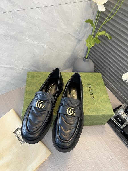 Gucci women s black leather shoes