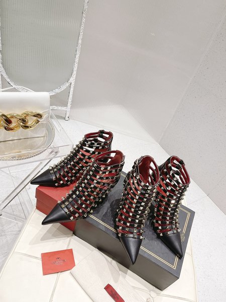 Valentino Elegant replica of rivet sandals and slippers