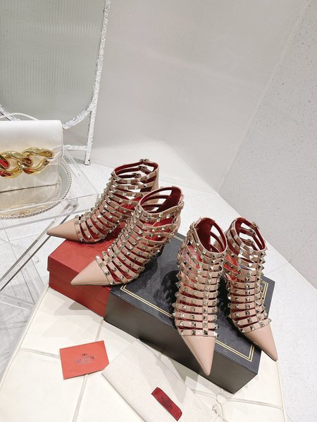 Valentino Elegant replica of rivet sandals and slippers