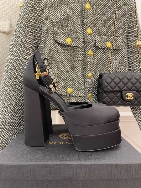 Versace classic italian pumps