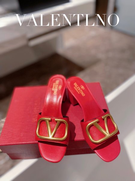 Valentino Ladies slippers V-shaped hardware