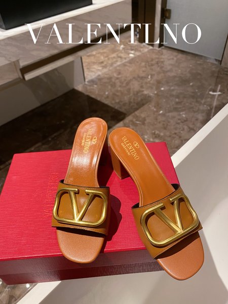 Valentino Ladies slippers V-shaped hardware