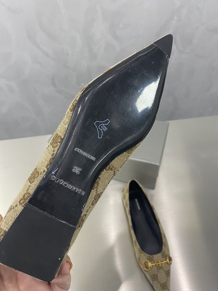 Gucci Co-branded pointed-toe women s shoes with smooth buckle decoration