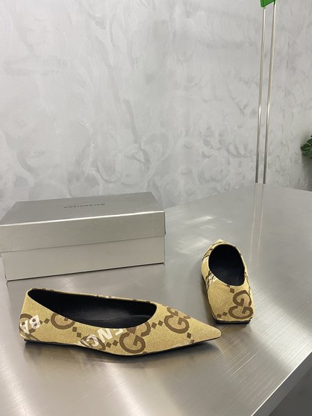 Gucci Co-branded pointed-toe women s shoes with smooth buckle decoration