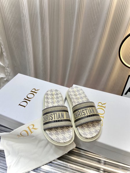 Dior simple embroidered slippers