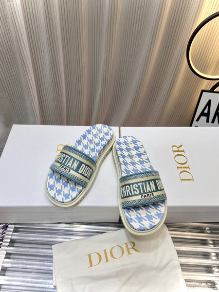 Dior simple embroidered slippers