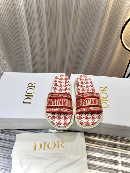 Dior simple embroidered slippers