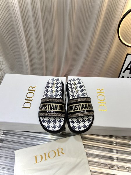 Dior simple embroidered slippers