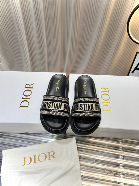 Dior simple embroidered slippers