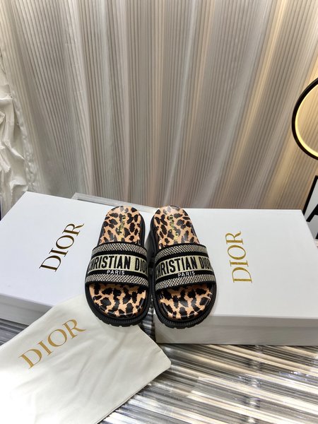 Dior simple embroidered slippers