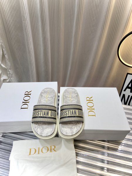 Dior simple embroidered slippers