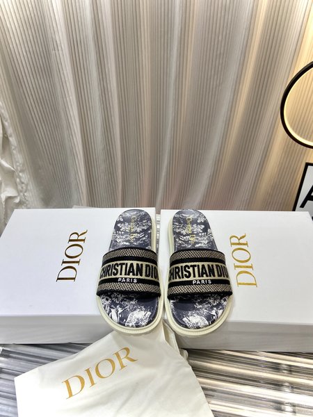 Dior simple embroidered slippers