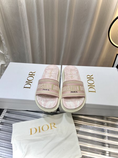 Dior simple embroidered slippers