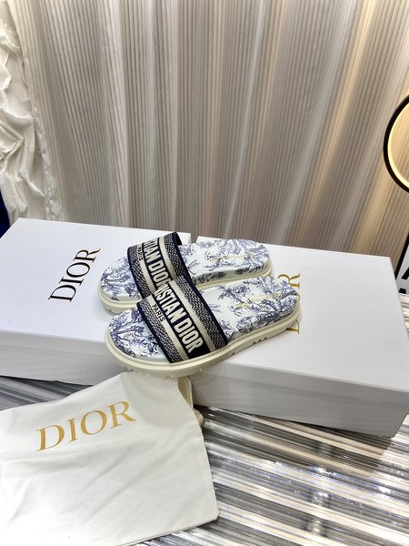 Dior simple embroidered slippers