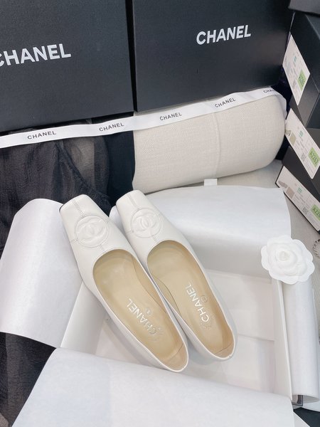 Chanel CocoVintaGe Secondhand CC Square Toe Pumps