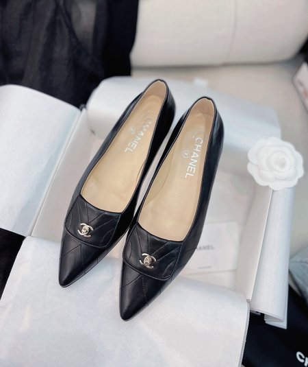 Chanel vintage buckle high heels