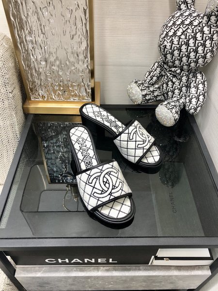 Chanel Series clogs