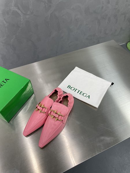 Bottega Veneta women s pointed toe flat shoes