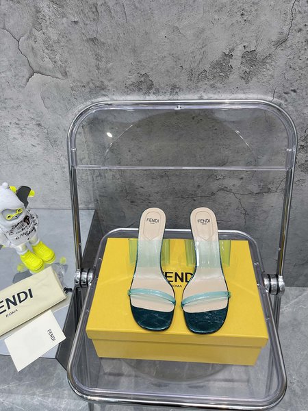 Fendi The FF film slippers have a strong sense of design, are comfortable and durable, and the diagonal F-shaped three-dimensional heel shows classic 