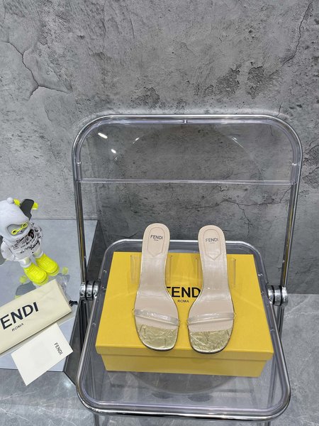 Fendi The FF film slippers have a strong sense of design, are comfortable and durable, and the diagonal F-shaped three-dimensional heel shows classic 