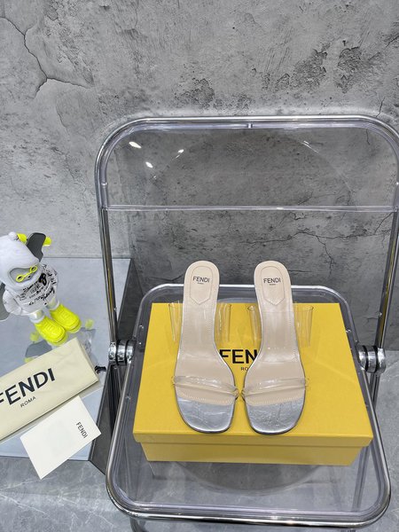 Fendi The FF film slippers have a strong sense of design, are comfortable and durable, and the diagonal F-shaped three-dimensional heel shows classic 