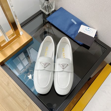 Prada simple and comfortable flat loafers