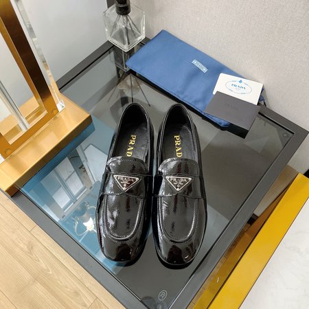 Prada simple and comfortable flat loafers