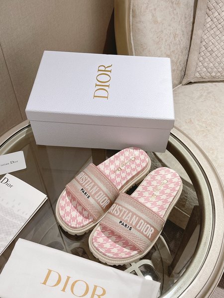 Dior Classic embroidered eye-catching sandals and slippers