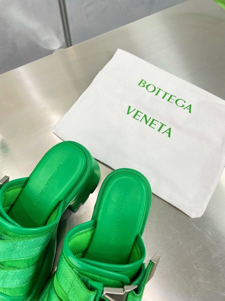 Bottega Veneta Wave bottom slippers