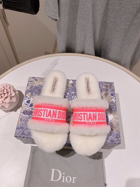 Dior letter embroidered fur slippers