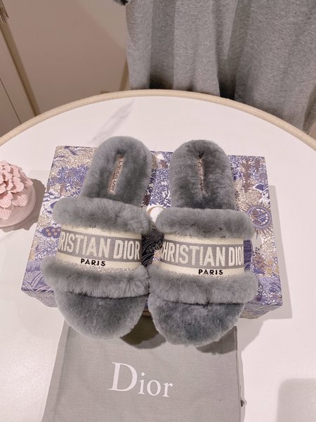 Dior letter embroidered fur slippers