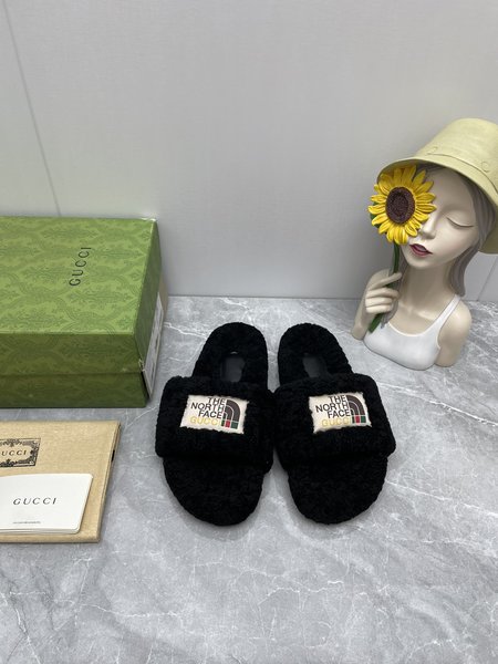 Gucci x The North Face joint fur slippers