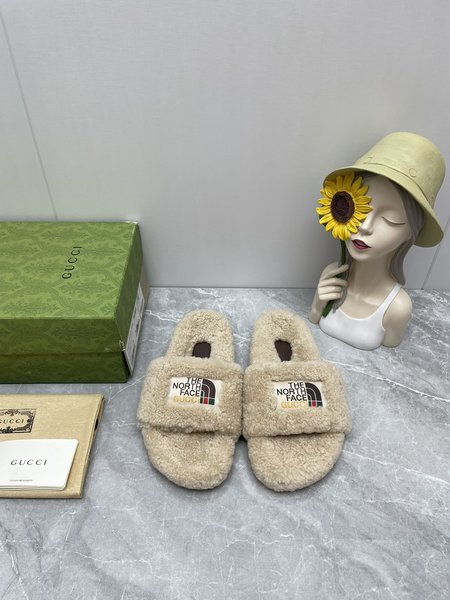 Gucci x The North Face joint fur slippers