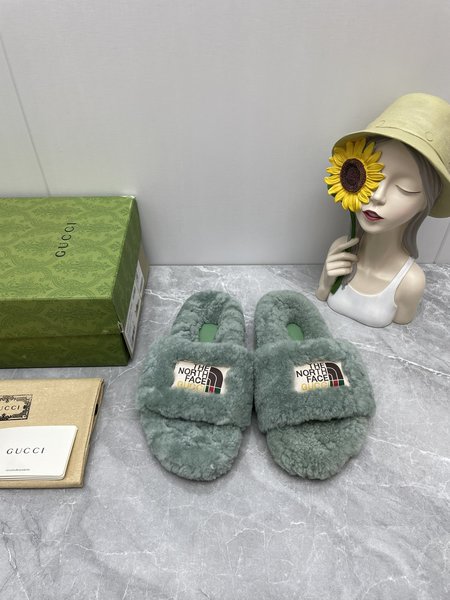 Gucci x The North Face joint fur slippers