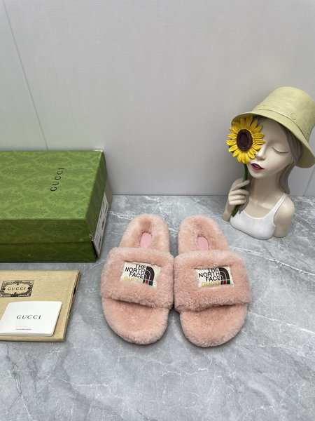 Gucci x The North Face joint fur slippers